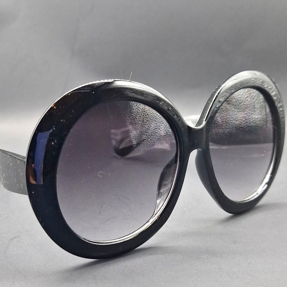 Vintage-Inspired Oversized Black Oval Sunglasses - Picture 5 of 8